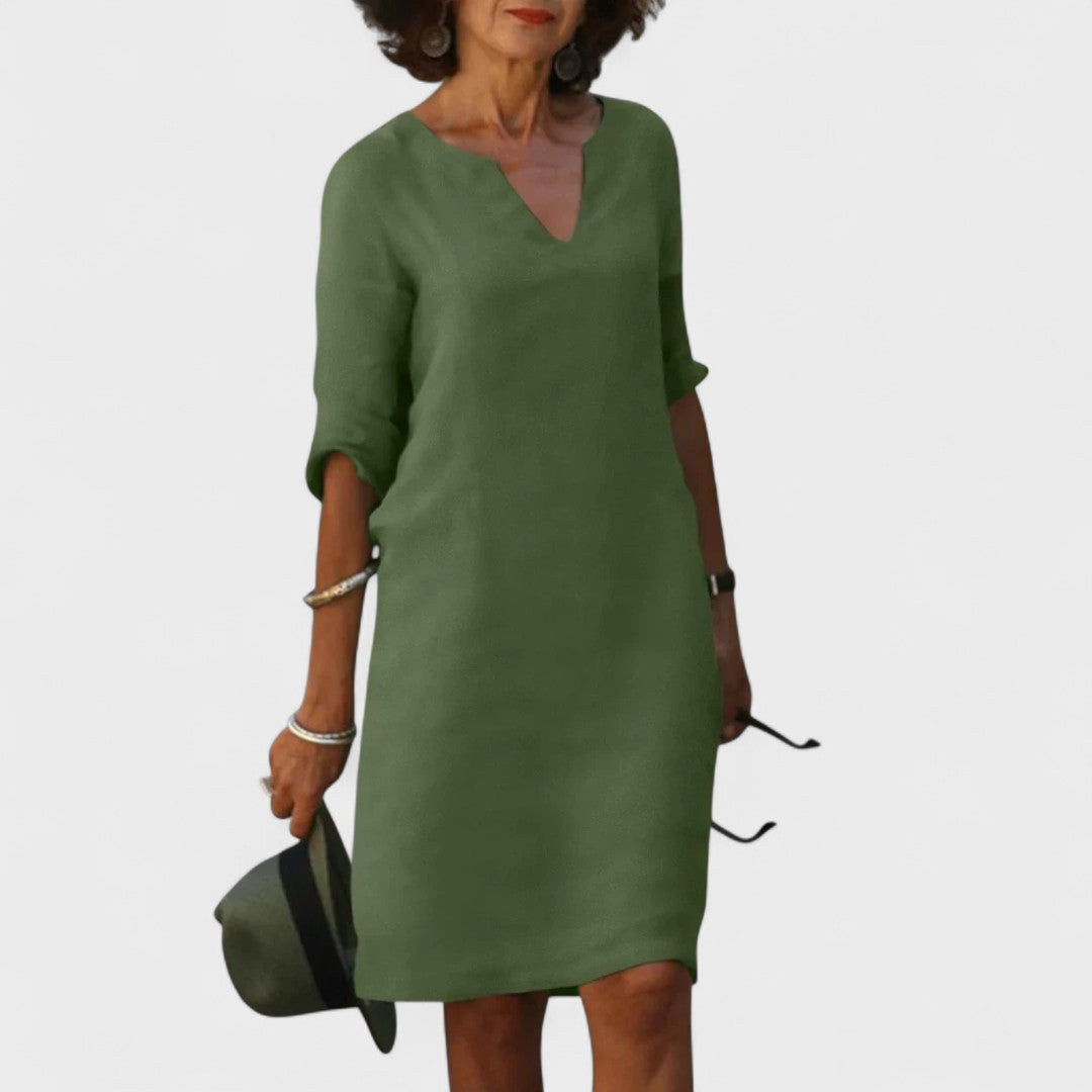 "Lana - Obleka z V-izrezom" bi lahko prepisali kot "Lana - V-Neck Dress".