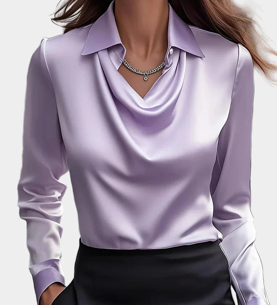 Elegantna bela satenska bluzna s drapiranim izrezom