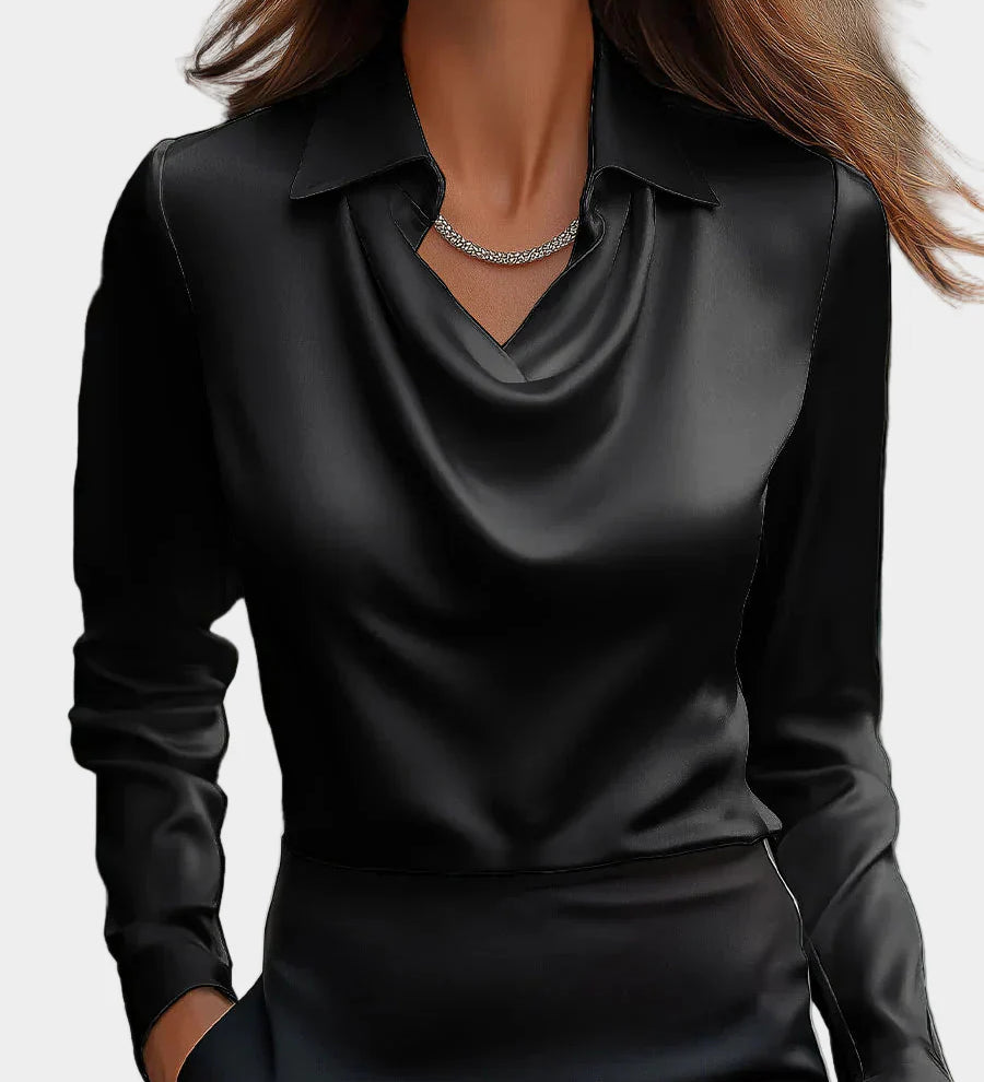 Elegantna bela satenska bluzna s drapiranim izrezom