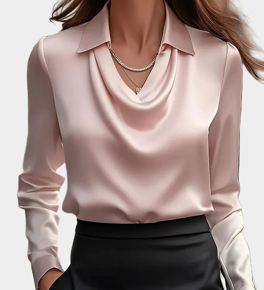 Elegantna bela satenska bluzna s drapiranim izrezom