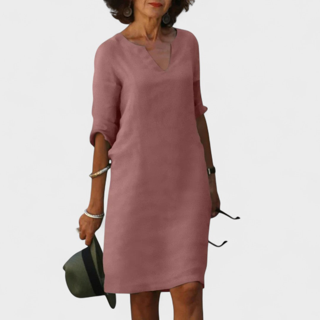 "Lana - Obleka z V-izrezom" bi lahko prepisali kot "Lana - V-Neck Dress".