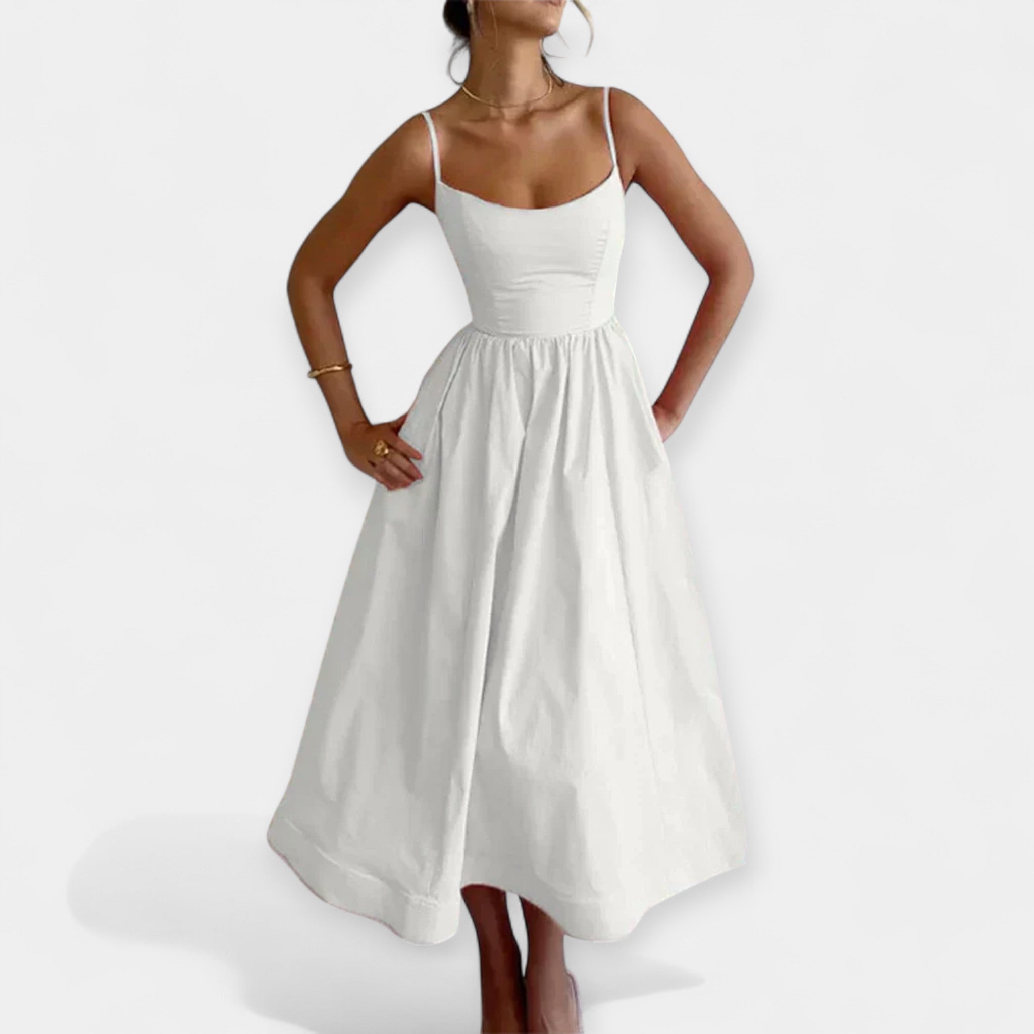 Mini obleka z okroglim izrezom in ramenskimi naramnicami