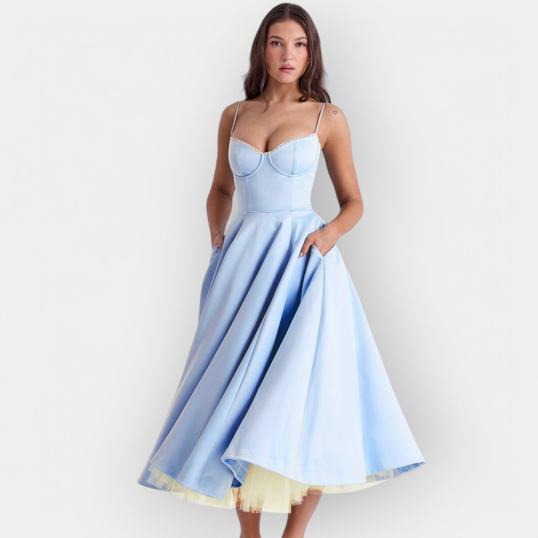 Elegantna midi obleka s stilsko linijo