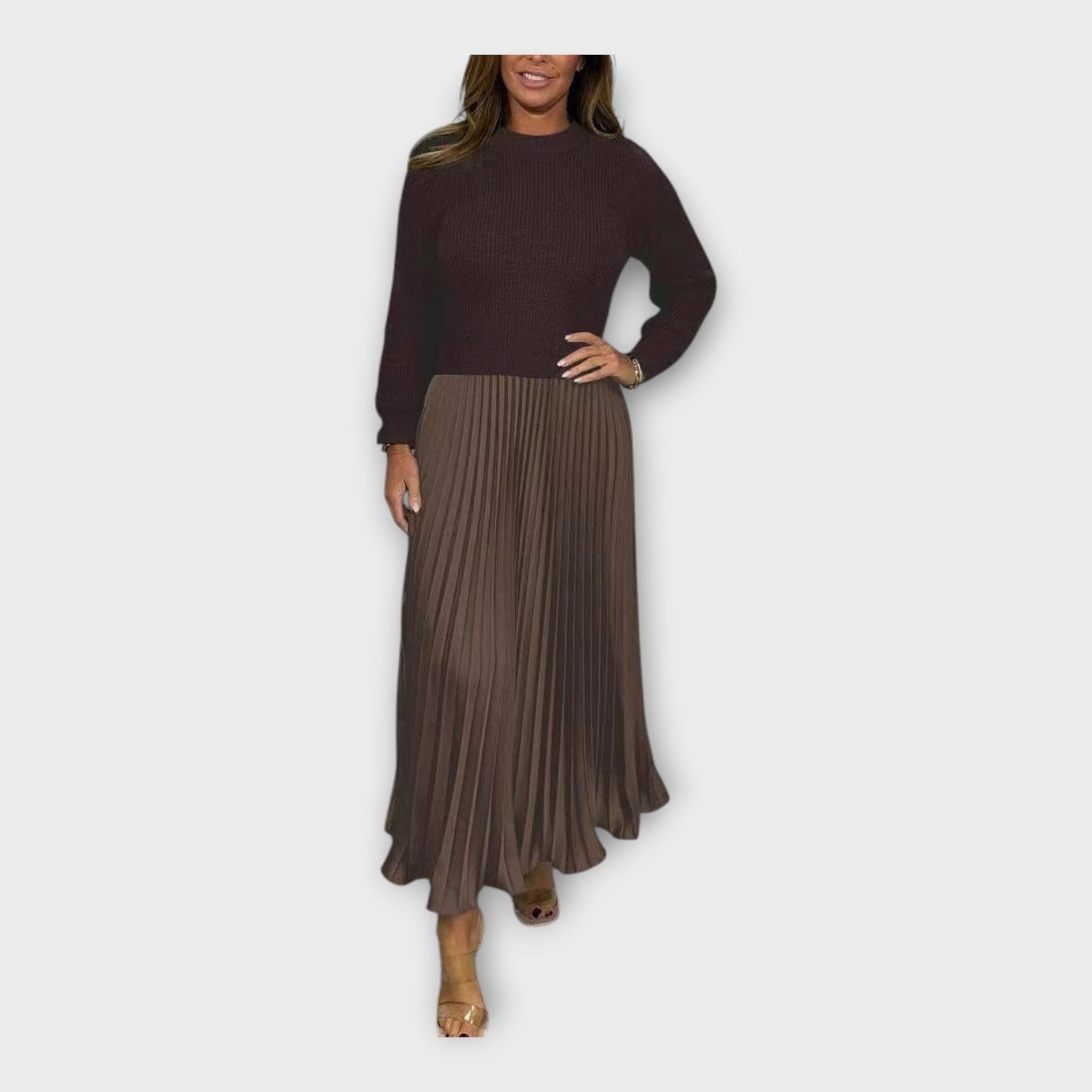 Elegantna obleka s plisiranim vzorcem in nenadobojnim dizajnom.