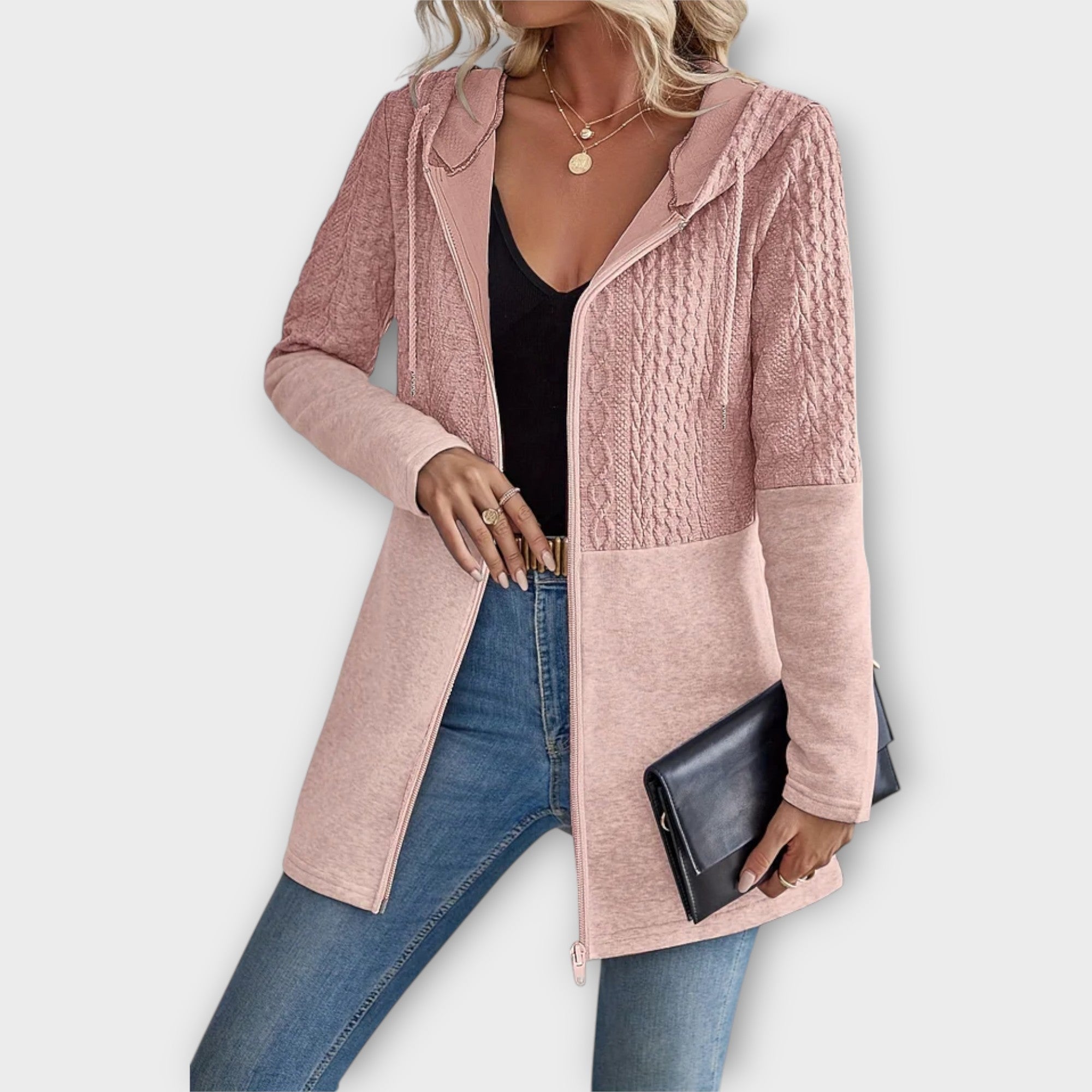 Elegantna jakna s kapuco in modernimi detajli