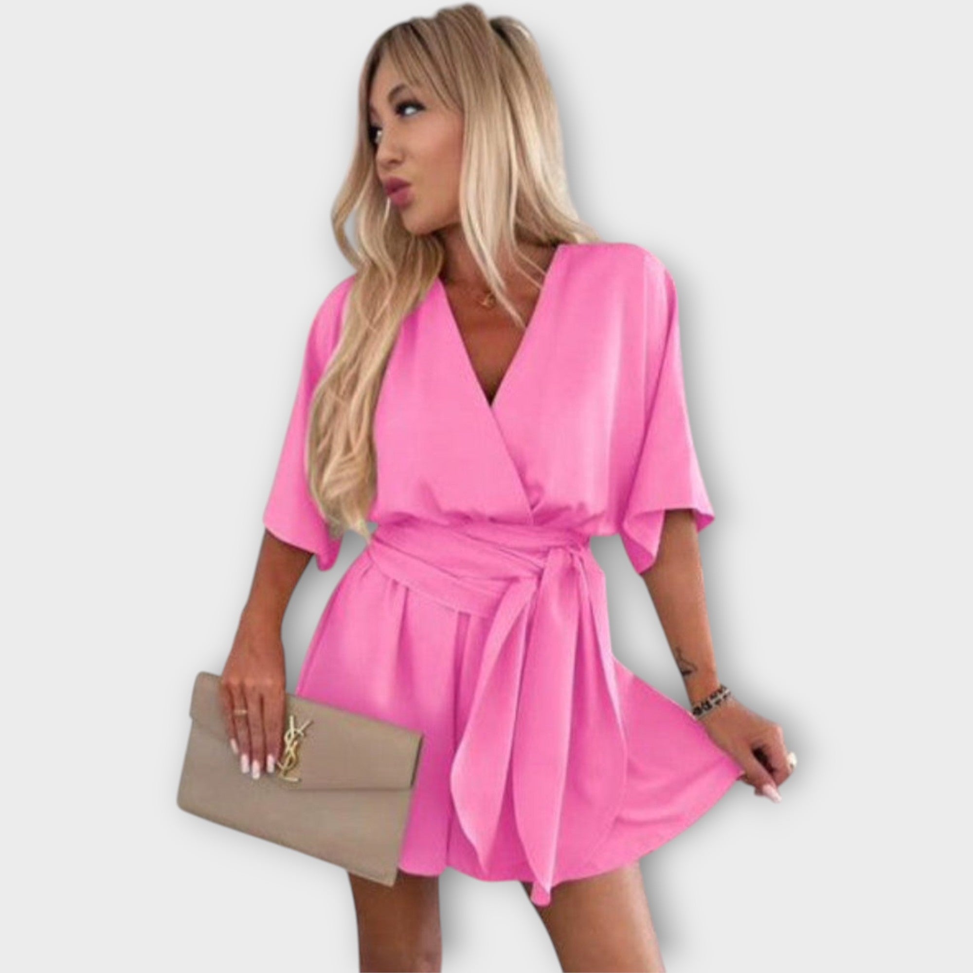 Lahka poletna obleka z volanji in pasom