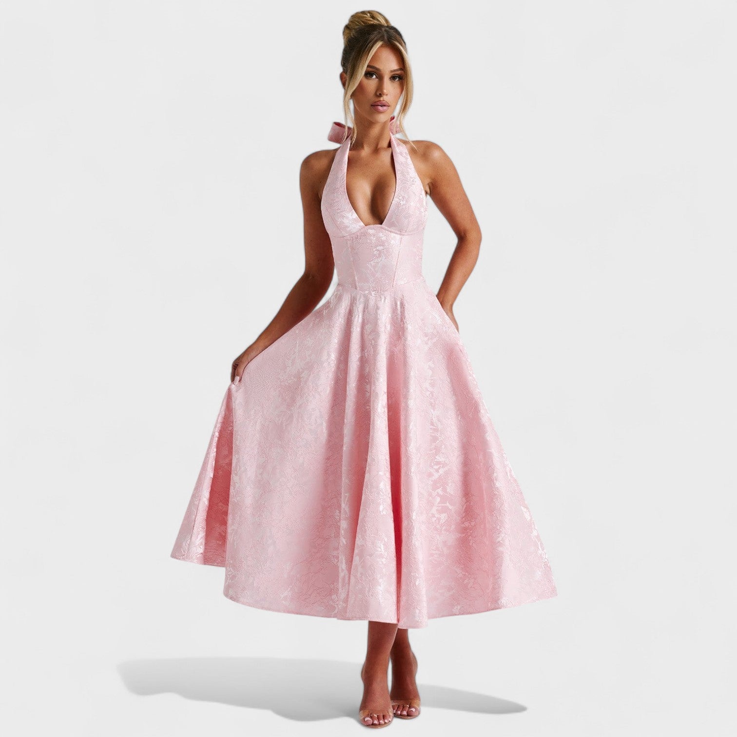 Julieta – Midi obleka s halterjem izrezom« bi lahko prepisali kot »Julieta – Midi obleka s halterjem vratnim izrezom«.