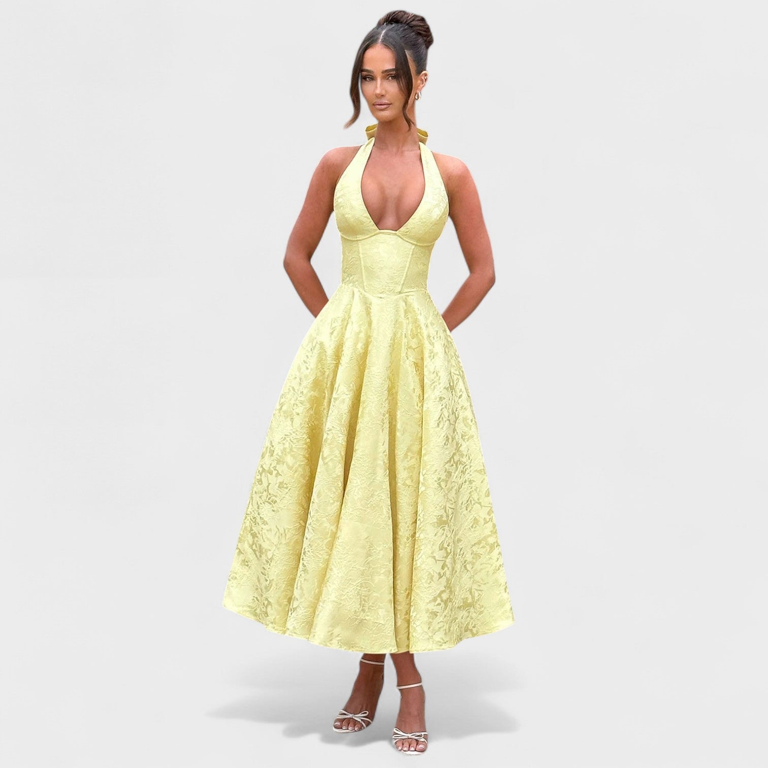 Julieta – Midi obleka s halter izrezom" could be rewritten as "Julieta – Midi obleka s halter vratnim izrezom.