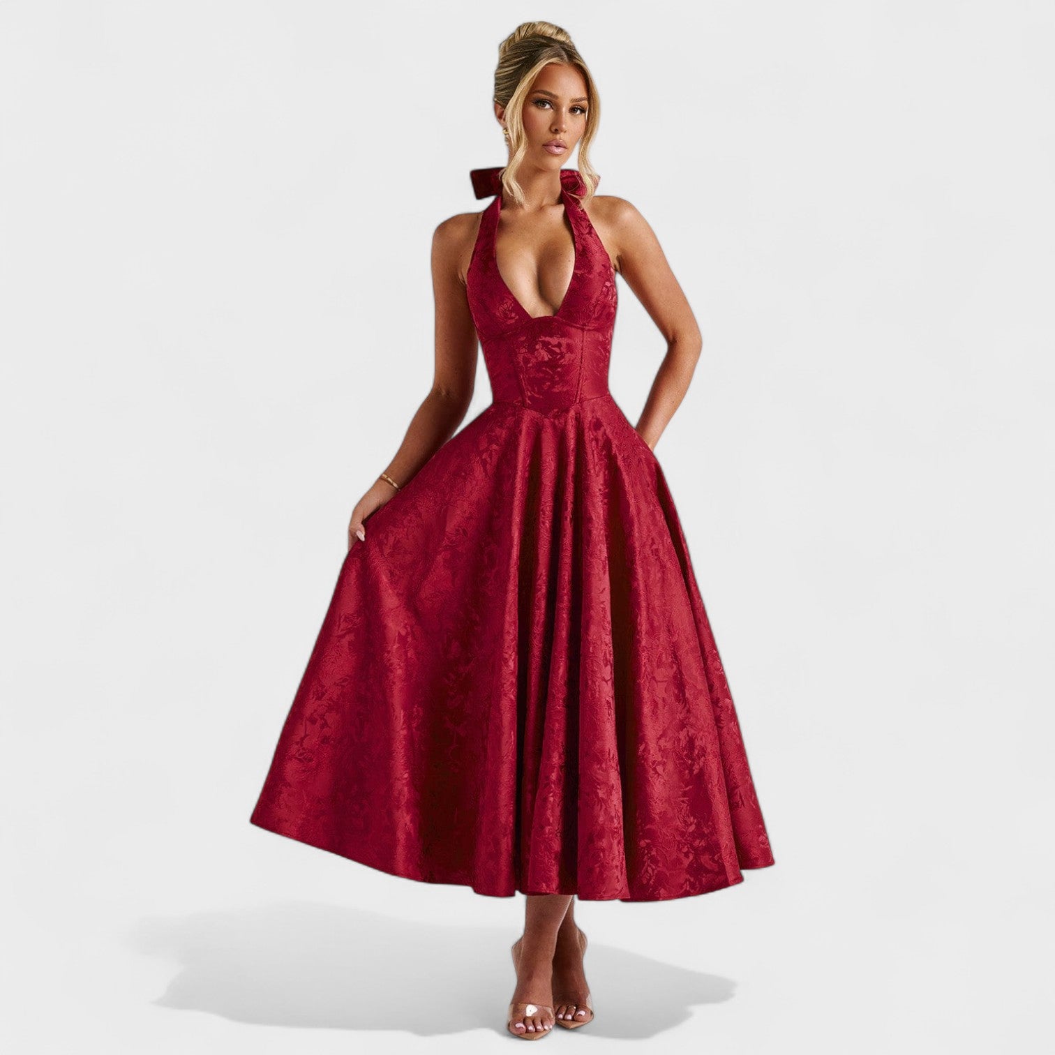 Julieta – Midi obleka s halterjem izrezom« bi lahko prepisali kot »Julieta – Midi obleka s halterjem vratnim izrezom«.