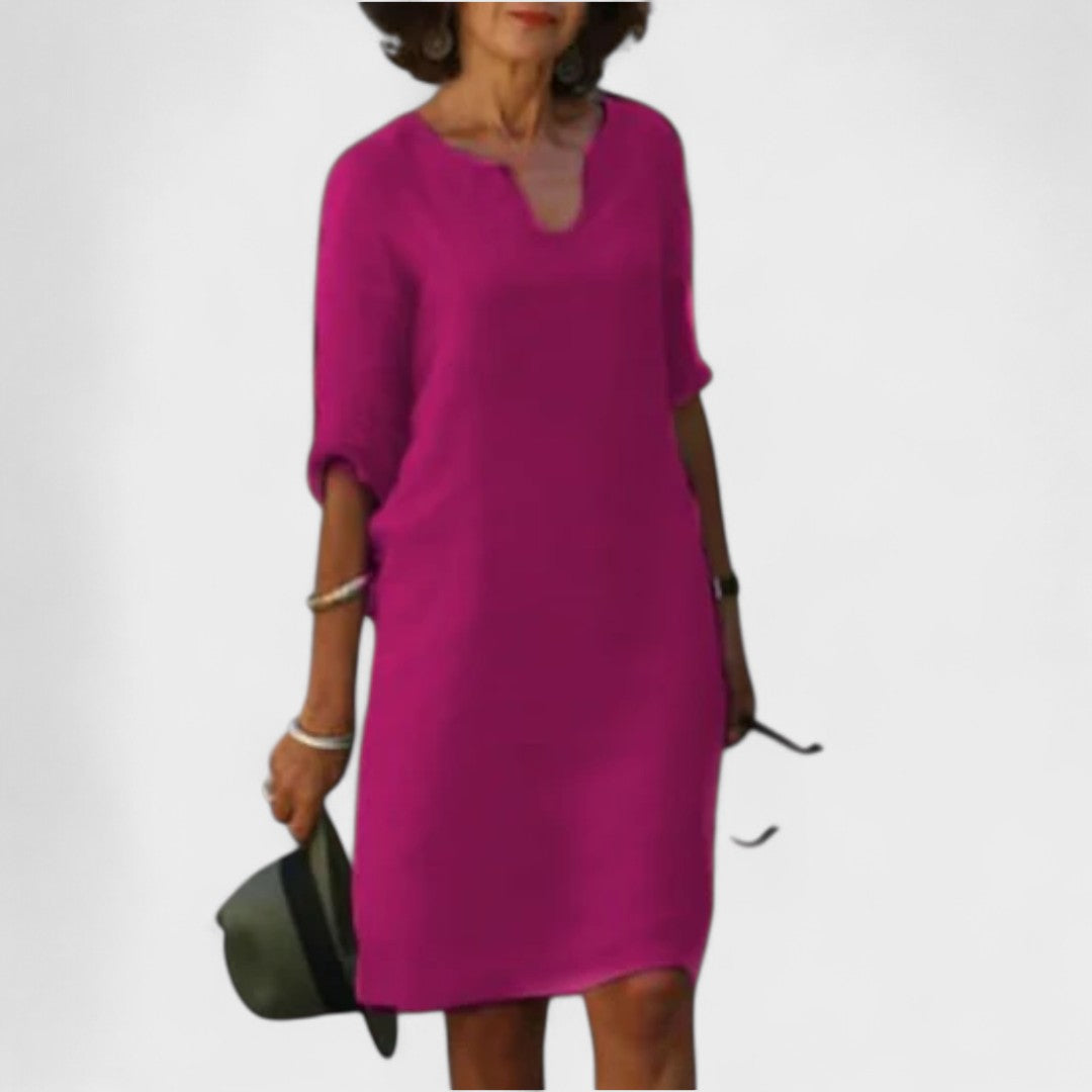 "Lana - Obleka z V-izrezom" bi lahko prepisali kot "Lana - V-Neck Dress".