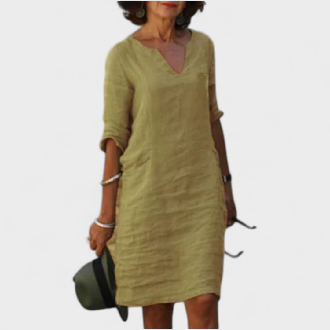 "Lana - Obleka z V-izrezom" bi lahko prepisali kot "Lana - V-Neck Dress".