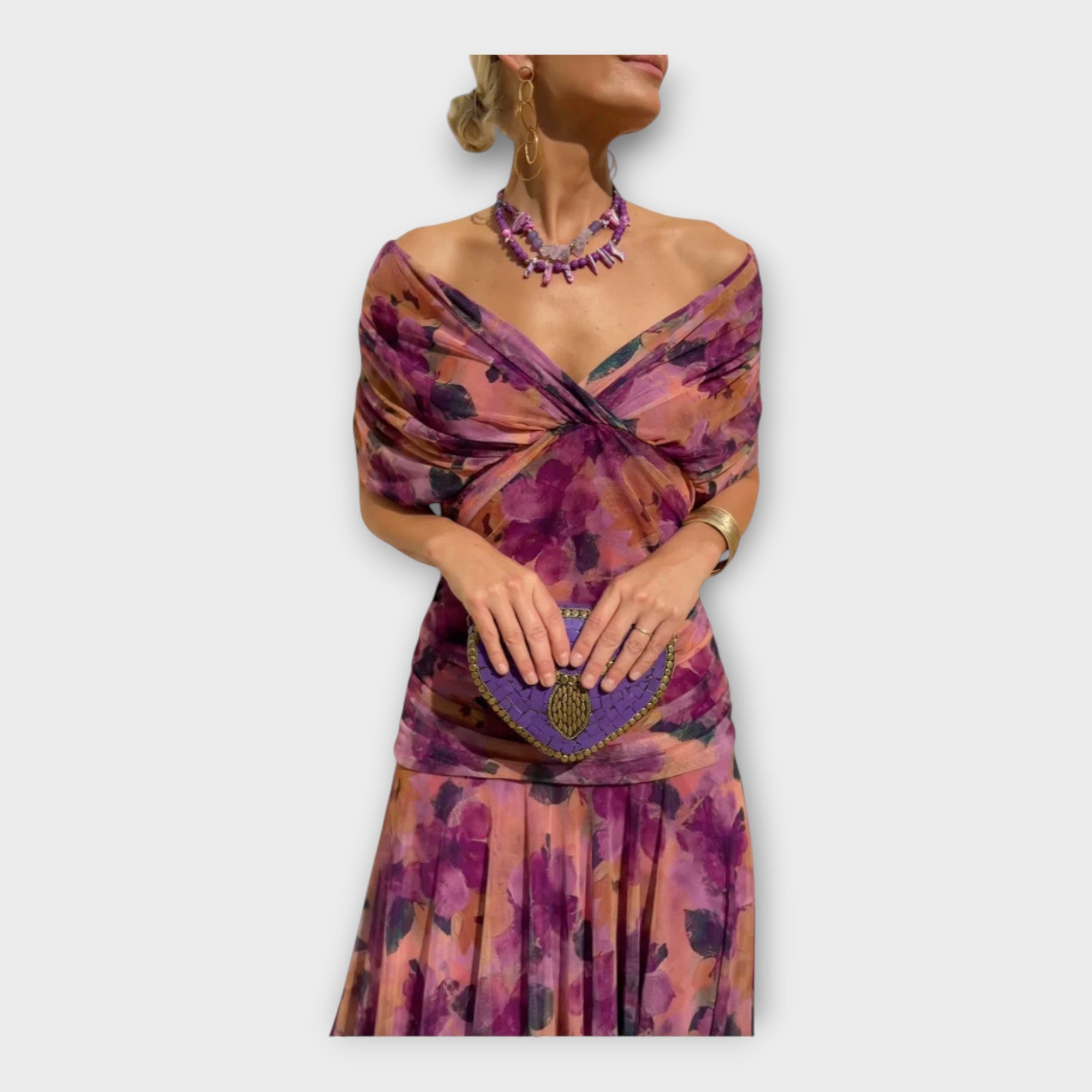 Lahka obleka z impresivnim izrezom