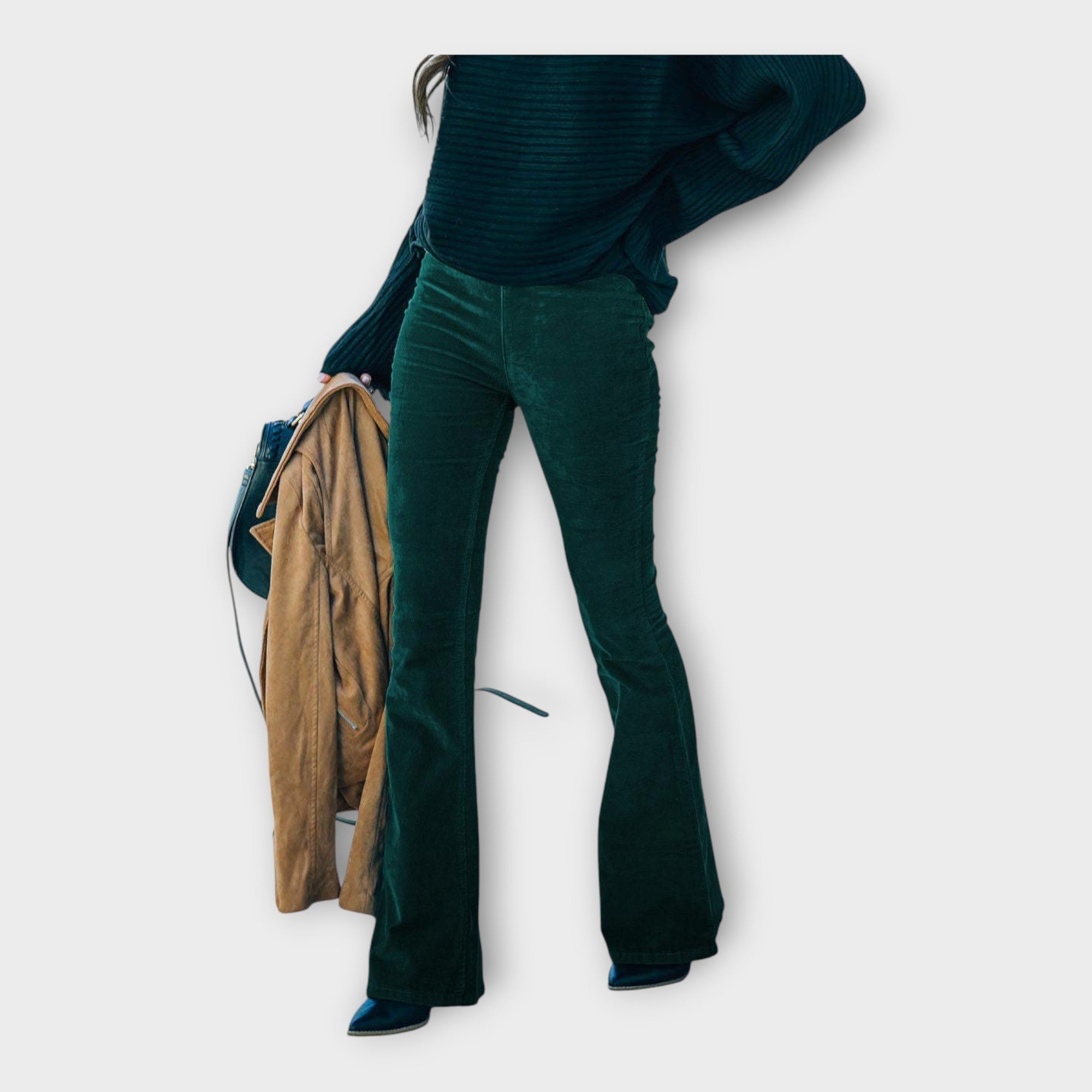 Elegantne hlače s zvonastim krojem.