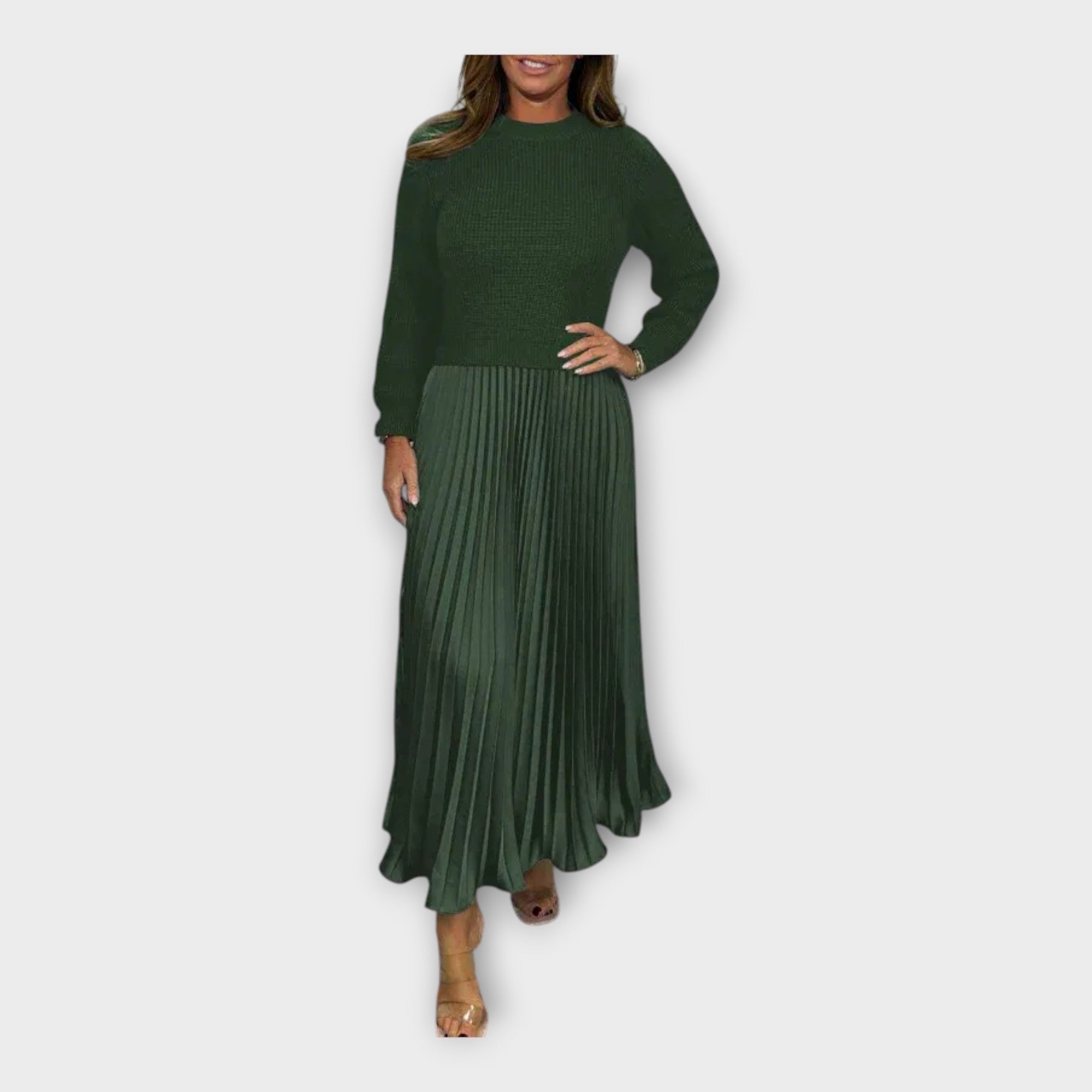 Elegantna obleka s plisiranim vzorcem in nenadobojnim dizajnom.