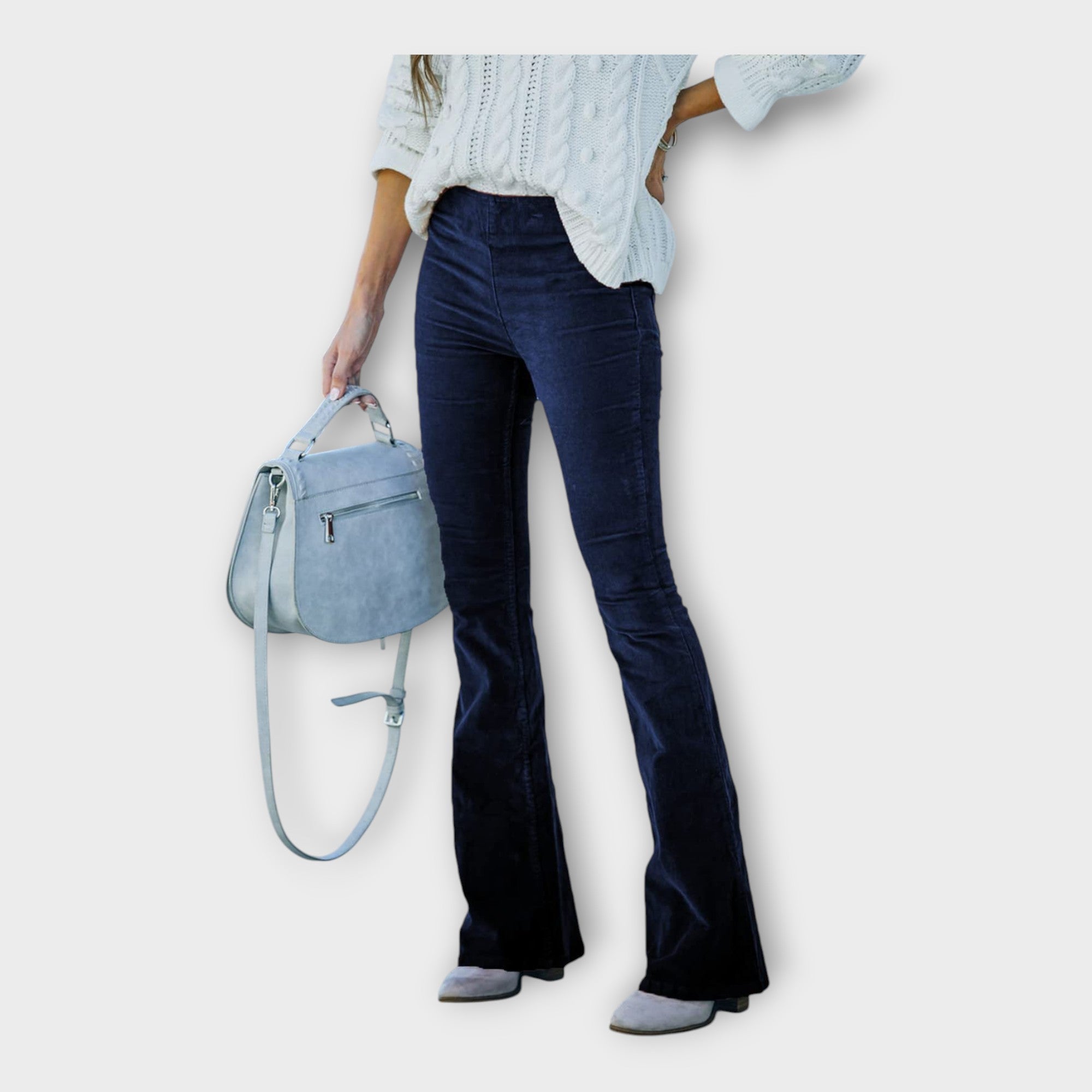 Elegantne hlače s zvonastim krojem.