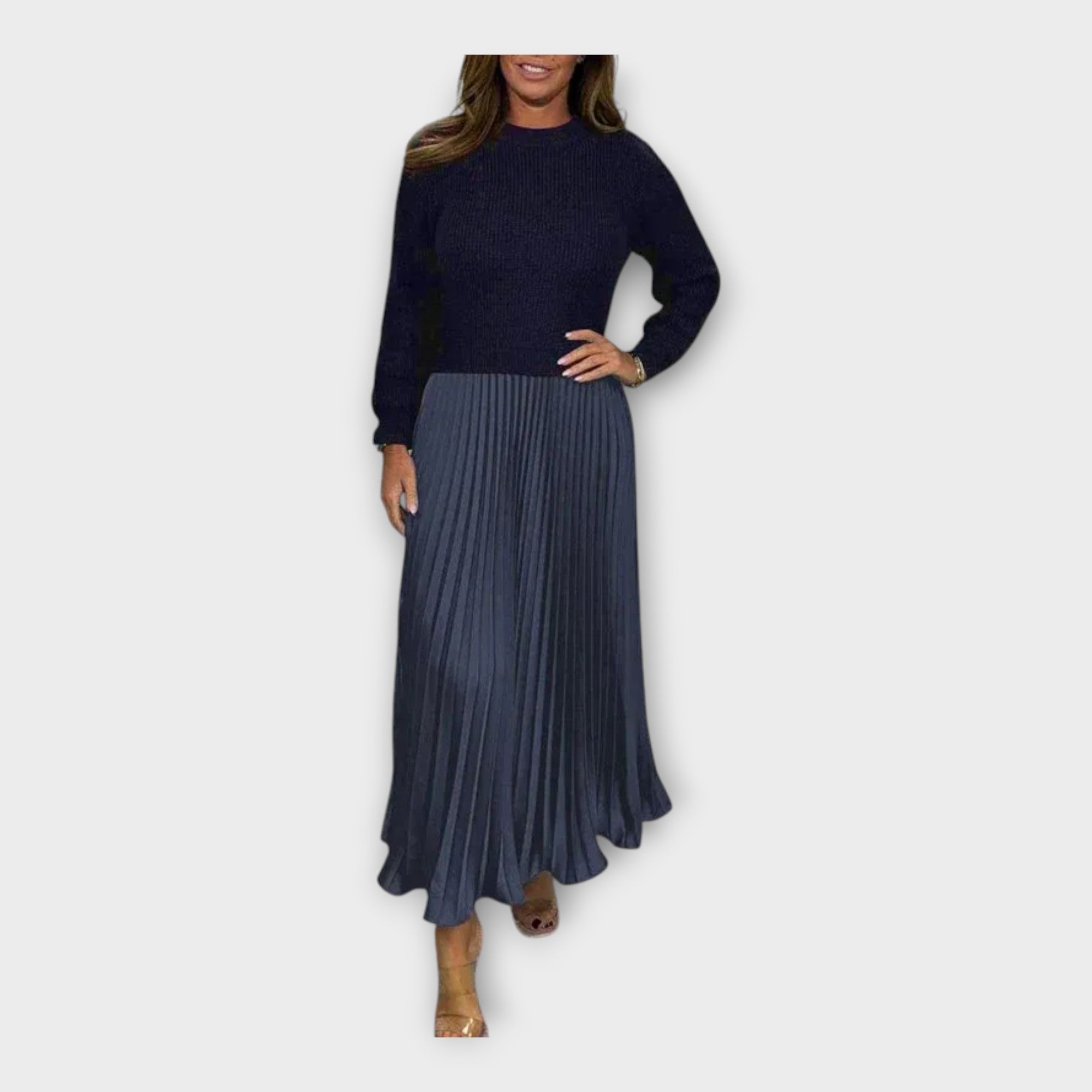 Elegantna obleka s plisiranim vzorcem in nenadobojnim dizajnom.