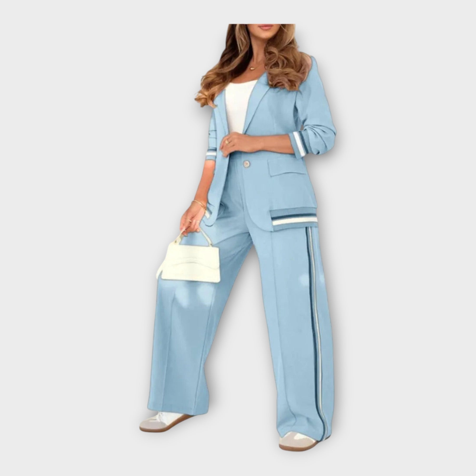 Komplet s jakno in hlačami