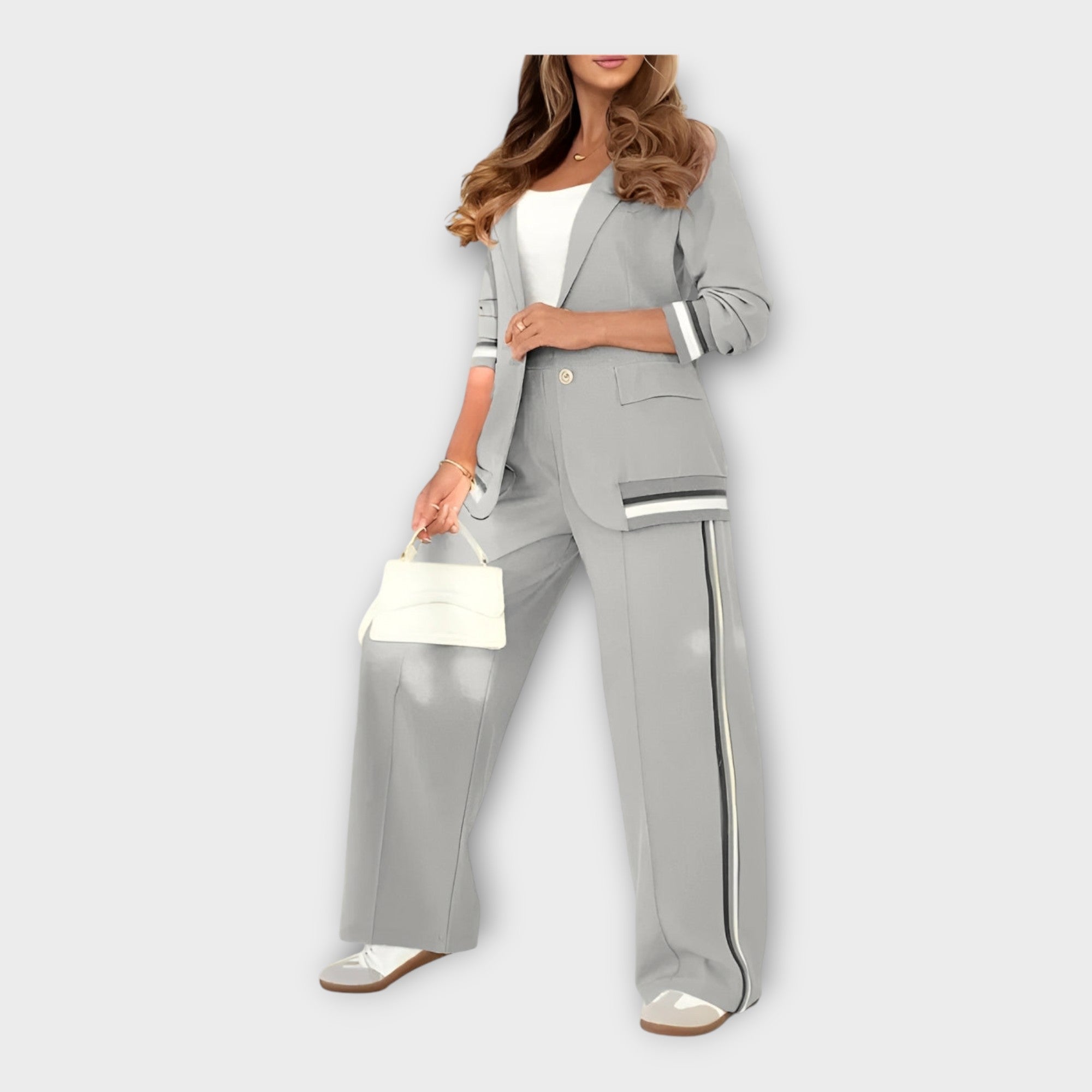 Komplet s jakno in hlačami