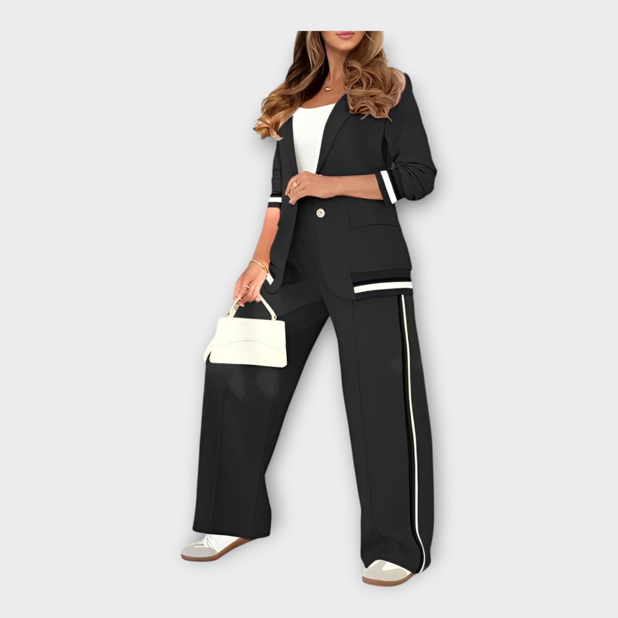 Komplet s jakno in hlačami