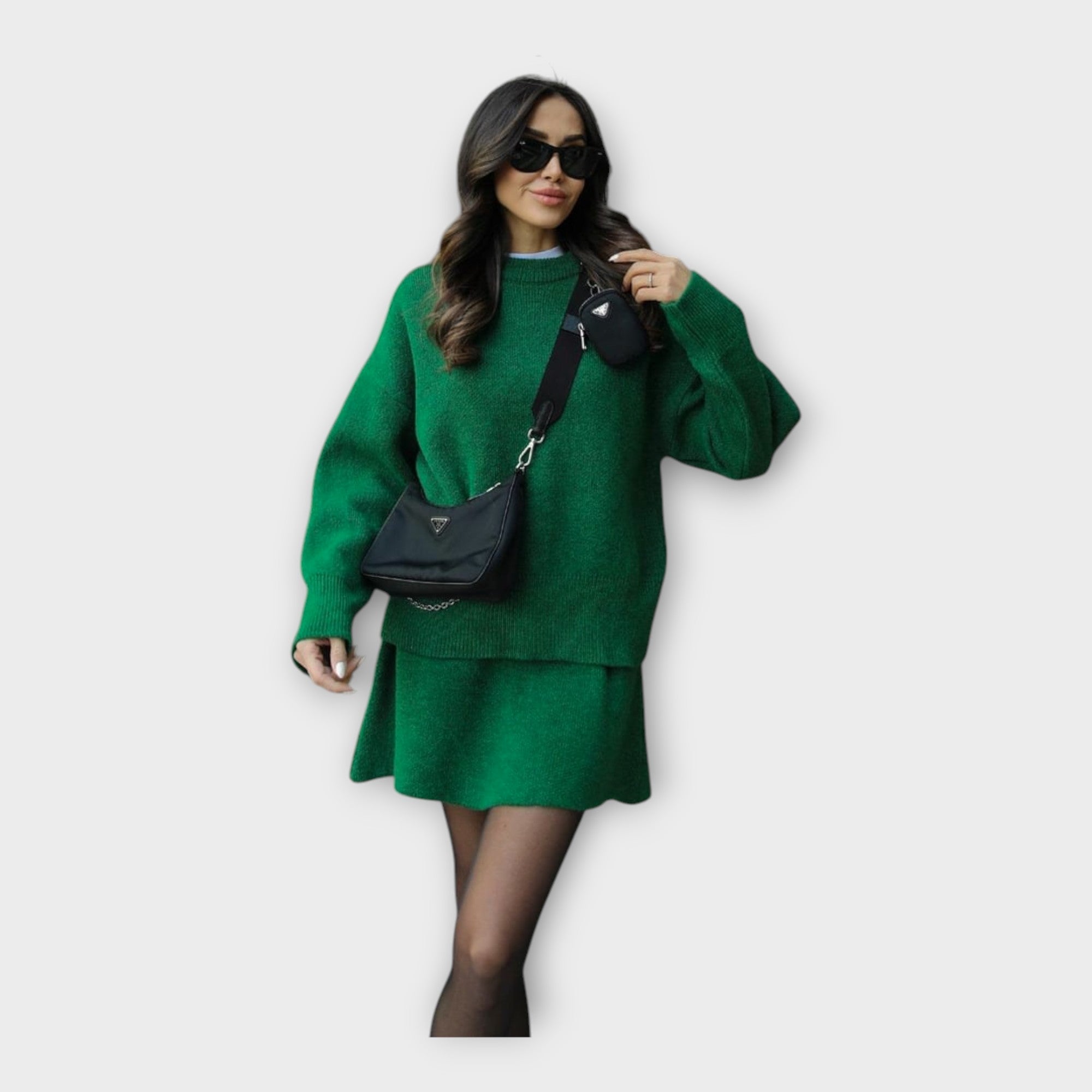 Komplet pletene bluze in krila s sodobnim dizajnom